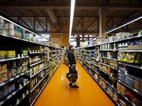 Un acheteur parcourt les produits dans une épicerie Loblaw Cos. Ltd. à Toronto.