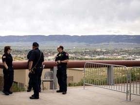 Les ambulanciers se tiennent devant le Ford Wyoming Center avant que l'ancien président Donald Trump ne s'exprime le 28 mai 2022 à Casper, Wyoming.