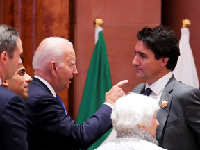 Le premier ministre Justin Trudeau et le président américain Joe Biden s'expriment alors qu'ils arrivent pour participer à une séance de travail au sommet du G20 à New Delhi, en Inde.