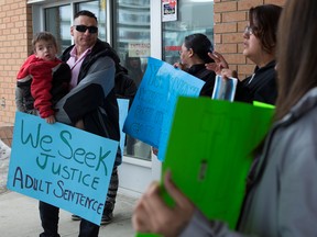 Une manifestation en 2018 des membres de la famille de Nikosis Jace Cantre, un bébé brutalement tué par un délinquant qui n'a écopé que de sept ans de prison avant d'être éligible à la libération conditionnelle.