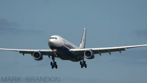 Un CC-330 atterrit à l'aéroport international d'Ottawa.