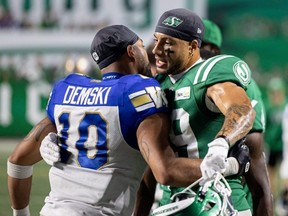 Le receveur des Blue Bombers de Winnipeg, Nic Demski, à gauche, se retrouve face à un Roughrider de la Saskatchewan lors d'un match houleux du 5 septembre.