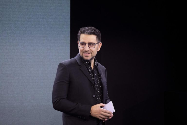 Panos Panay se dirigerait vers Amazon après avoir quitté Microsoft