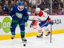 L'attaquant des Canucks Tanner Pearson s'éloigne du défenseur des Canadiens Jeff Petry lors d'un match au Rogers Arena en 2022. 