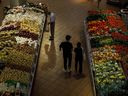 Les acheteurs sélectionnent des produits dans une épicerie de Toronto.