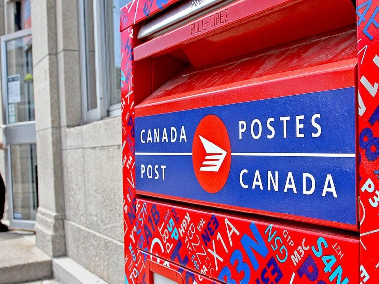 Postes Canada enfreint la loi en collectant des informations sur des enveloppes et des colis : organisme de surveillance