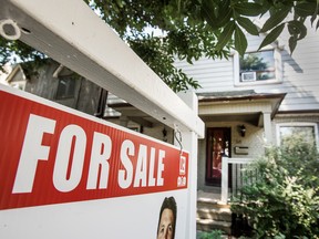 Une maison à vendre à Toronto.  Les intentions d'achat d'une maison semblent augmenter, selon le dernier rapport sur le pouls des consommateurs de Dye & Durham.