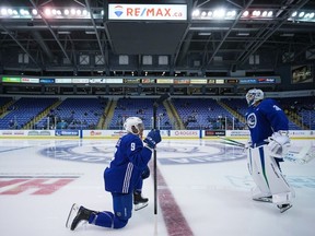 JT Miller des Canucks de Vancouver s'entretient avec le gardien Spencer Martin avant une séance sur glace lors de la journée d'ouverture du camp d'entraînement de l'équipe de hockey de la LNH, à Victoria, le jeudi 21 septembre 2023.