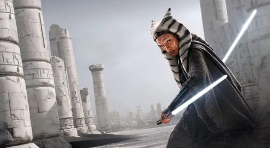 Ahsoka wielding dual lightsabers