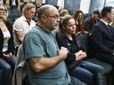 Deux organisateurs de manifestations en convoi se préparent à répondre à des accusations criminelles devant les tribunaux pour leur participation à la manifestation massive qui a bloqué Ottawa l'année dernière.  Les organisateurs du convoi Chris Barber et Tamara Lich sont assis à la tribune en attendant le début des audiences de la journée à la Commission d'urgence pour l'ordre public à Ottawa, le mercredi 2 novembre 2022.