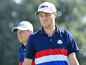 Les golfeurs américains Jordan Spieth (à gauche) et Justin Thomas sur le 2e green lors de l'entraînement avant la 44e Ryder Cup.