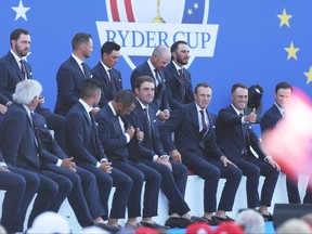 L'équipe des États-Unis regarde depuis la scène lors de la cérémonie d'ouverture de la Ryder Cup 2023.