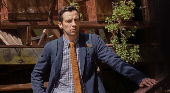 Ralf Little de Death in Paradise taquine les avantages "inhabituels" du travail