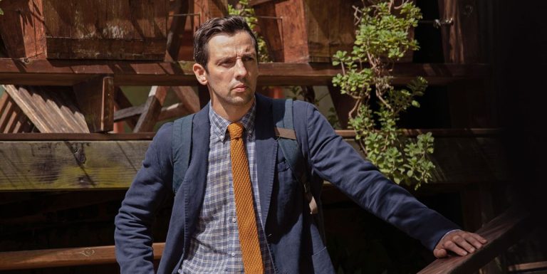 Ralf Little de Death in Paradise taquine les avantages "inhabituels" du travail
