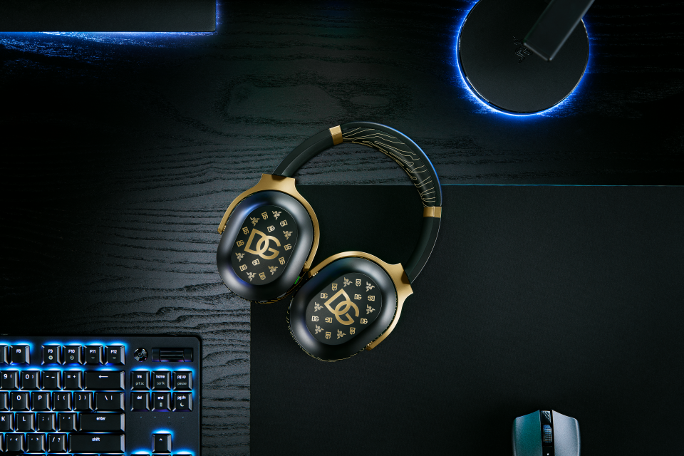 Une image du casque D+G Razer Barracuda sur un bureau. 