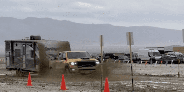 Regardez un Ram TRX tirer un camping-car dans la boue pour échapper à Burning Man