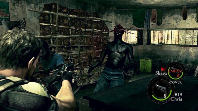 Chris Redfield tire sur un assaillant Majini dans Resident Evil 5