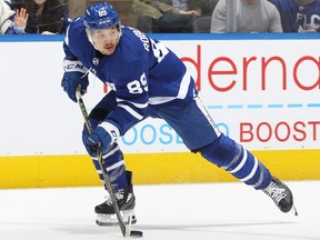 Nick Robertson des Maple Leafs patine avec la rondelle contre le Seattle Kraken au Scotiabank Arena le 8 mars 2022 à Toronto.