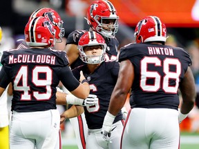 Younghoe Koo des Falcons d'Atlanta célèbre un panier au cours du quatrième quart du match contre les Packers de Green Bay au stade Mercedes-Benz le 17 septembre 2023 à Atlanta, en Géorgie.