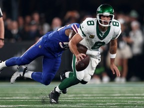 Le quart-arrière Aaron Rodgers #8 des Jets de New York est limogé par l'ailier défensif Leonard Floyd #56 des Bills de Buffalo lors du premier quart du match de la NFL au MetLife Stadium, le lundi 11 septembre 2023, à East Rutherford, NJ