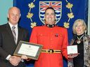 Gendarmerie de la GRC de Ridge Meadows  Rick O'Brien a reçu une médaille de bravoure avec plusieurs autres officiers peu de temps après s'être joint à la force nationale en 2016. (Sur la photo, le ministre de la Sécurité publique et solliciteur général Mike Farnworth et l'ancienne lieutenante-gouverneure Judith Guichon.) 