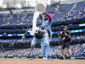 Ernie Clement des Blue Jays de Toronto est aspergé d'eau.