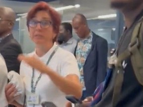 Employé de l'aéroport portugais s'occupant des passagers qui ont été détournés du Ghana vers New York.