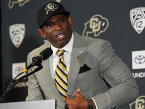 Deion Sanders, entraîneur-chef des Colorado Buffaloes, prend la parole lors d'une conférence de presse.