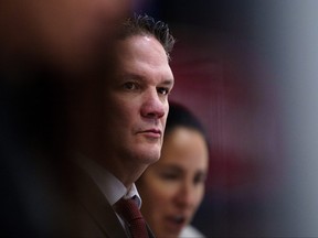 L'entraîneur-chef Troy Ryan du Canada assiste au match de hockey sur glace féminin du Championnat du monde de l'IIHF entre le Canada et la Suède à Herning, au Danemark, le jeudi 1er septembre 2022.