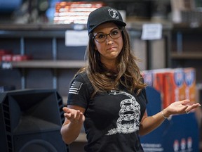 Lauren Boebert (R-Colorado) prend la parole lors d'un rassemblement du deuxième amendement dans un magasin d'armes à Midland, Texas.