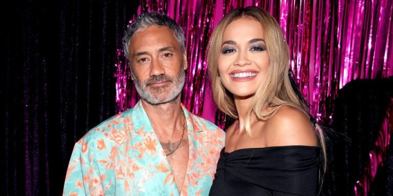 Taika Waititi de Marvel est un "dieu du sexe" selon sa femme Rita Ora
