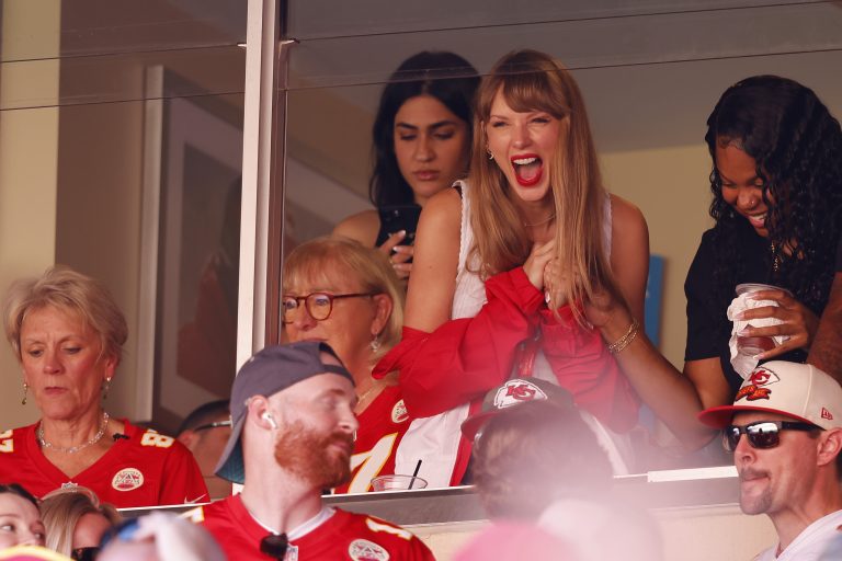 Taylor Swift soutient Travis Kelce lors du match de football des Chiefs [VIDEO] – Ligne TV