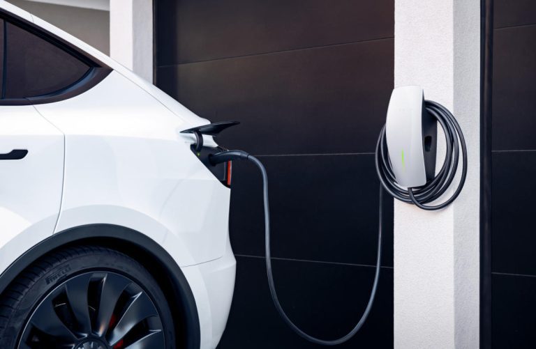 Tesla installe 20 000 chargeurs dans les propriétés Hilton en Amérique du Nord