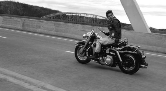 Austin Butler as “Benny” in 20th Century Studios’ THE BIKERIDERS.  Photo credit:  Kyle Kaplan. All Rights Reserved.