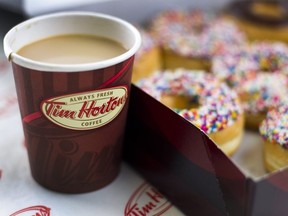 Une tasse de café et des beignets de Tim Hortons Inc. sont préparés pour une photographie à Toronto, Ontario, Canada, le mercredi 3 août 2011.