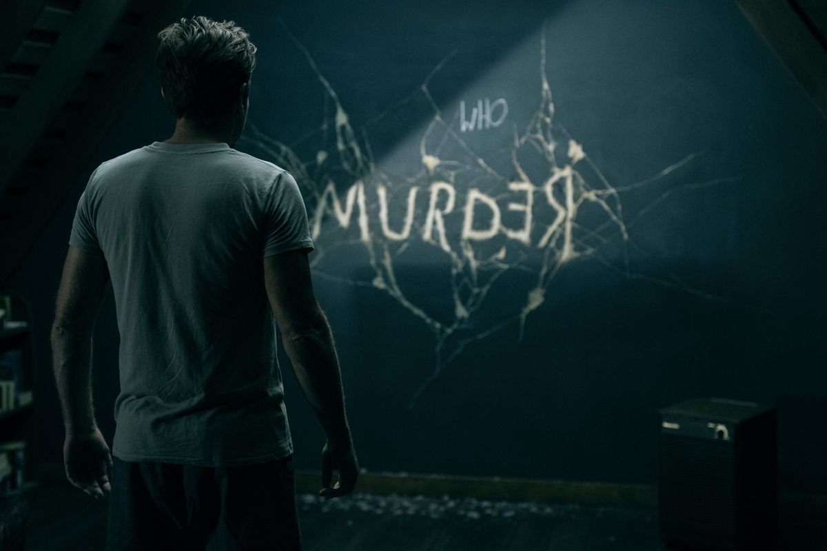 Dan Torrance (Ewan McGregor) regarde un mur sur lequel est écrit Murder dans Doctor Sleep