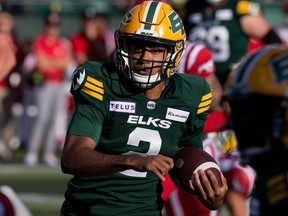 Le quart-arrière des Elks d'Edmonton, Tre Ford (2), passe le ballon contre les Stampeders de Calgary lors de la première moitié de l'action de la LCF au Stade du Commonwealth, à Edmonton, le samedi 9 septembre 2023. Photo de David Bloom