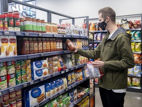 Un client fait ses courses dans une épicerie Allée 24 à Montréal, au Québec.