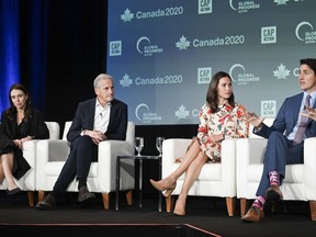 Le premier ministre Justin Trudeau, à droite, participe à une table ronde des dirigeants avec, de gauche à droite, Jacinda Ardern, ancienne première ministre de la Nouvelle-Zélande, Jonas Gahr Store, premier ministre de la Norvège et Sanna Marin, ancienne première ministre de la Finlande, à la Conférence mondiale Sommet Action Progrès à Montréal.