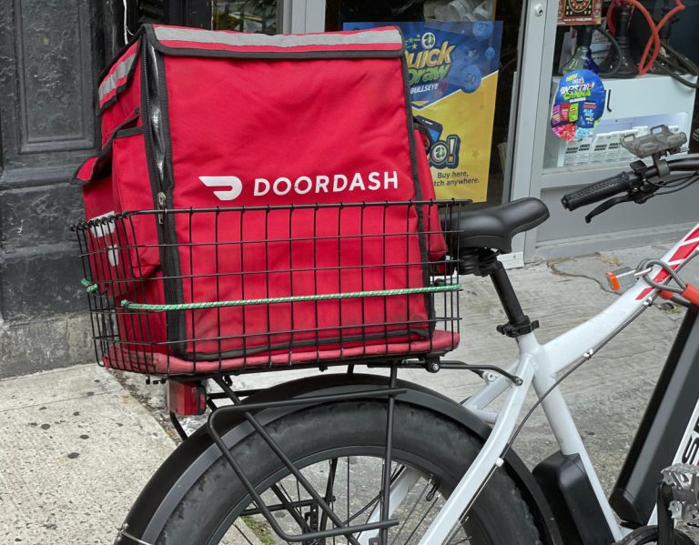 Uber, Grubhub et DoorDash doivent payer aux livreurs de New York un salaire minimum de 18 $