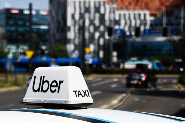 Uber s’associe à des compagnies de taxi de Los Angeles pour étendre sa flotte