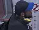 Image publiée par la police de Toronto d'un suspect dans l'agression présumée d'un agent spécial de la TTC au poste Spadina le 31 août 2023.