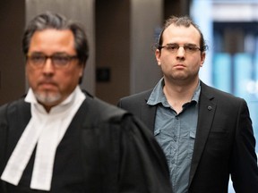 Gabriel Sohier Chaput suit son avocat à son arrivée pour une audience de détermination de la peine à Montréal, le 12 juillet 2023. Sohier Chaput a été reconnu coupable en janvier d'incitation à la haine contre les Juifs en lien avec un article qu'il a écrit pour le site néo-nazi Daily Stormer. .