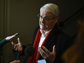 Marc Garneau s'adresse aux journalistes alors qu'il arrive pour une réunion du caucus sur la Colline du Parlement à Ottawa, le mercredi 8 mars 2023. L'ancien ministre des Affaires étrangères Garneau fait pression pour des liens plus étroits avec la Corée, affirmant que le Canada peut travailler avec une autre puissance moyenne pour accroître les deux l’influence des pays dans la région Indo-Pacifique.