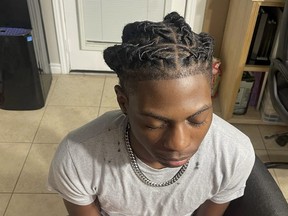 Sur cette photo fournie par Darresha George, son fils Darryl George, 17 ans, étudiant au lycée Barbers Hill à Mont Belvieu, Texas, est assis pour une photo montrant ses positions, au domicile familial, le 10 septembre 2023. La même semaine Une loi de l'État est entrée en vigueur interdisant la discrimination fondée sur les cheveux, George a été suspendu parce que ses tenues n'étaient pas conformes au code vestimentaire du district.