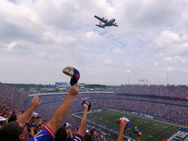 Un fan drogué couvert d’excréments est tombé nu sur le site du nouveau stade des Bills