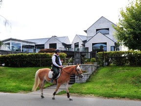 Byron Stanley a blâmé la négligence de son agent immobilier, pour ce qu'il a dit être une surévaluation de 13,8 millions de dollars sur la propriété de quatre acres avec des écuries et des enclos équestres dans l'un des quartiers les plus exclusifs de Vancouver.  Une maison de 7 000 pieds carrés a depuis été construite sur la propriété, photographiée ici.