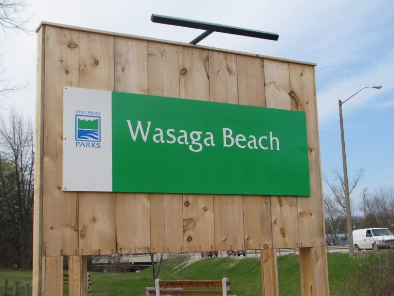 Un rassemblement automobile s’est arrêté alors que les participants heurtaient un mur bleu à Wasaga Beach