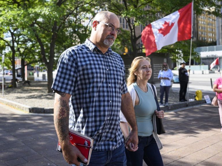 Un tribunal regarde les conférences de presse du « Convoi de la Liberté » lors d’un procès pénal