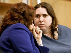 Sur cette photo d'archive du 27 juin 2012, Jessica Lynn Lopez s'entretient avec son avocat, Sloan Ostbye, lors d'une audience devant la Cour supérieure du comté de San Diego, à Vista, en Californie (AP Photo/Lenny Ignelzi, File)